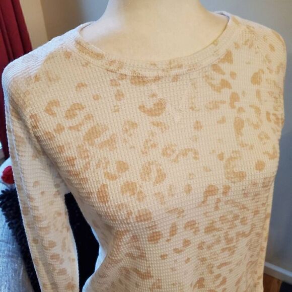 NWT Knox Rose Cream and Tan Henley Top Size Medium - Picture 2 of 12